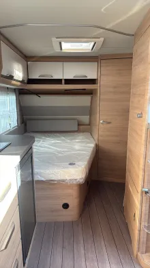 Sicht vorne-hinten Knaus Südwind 450 FU 60 YEARS Die Caravan Ikone