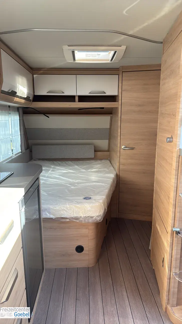 Sicht vorne-hinten Knaus Südwind 450 FU 60 YEARS Die Caravan Ikone