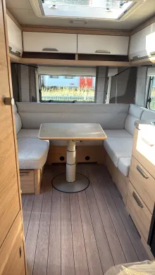 Sicht vorne-hinten Knaus Südwind 450 FU 60 YEARS Die Caravan Ikone