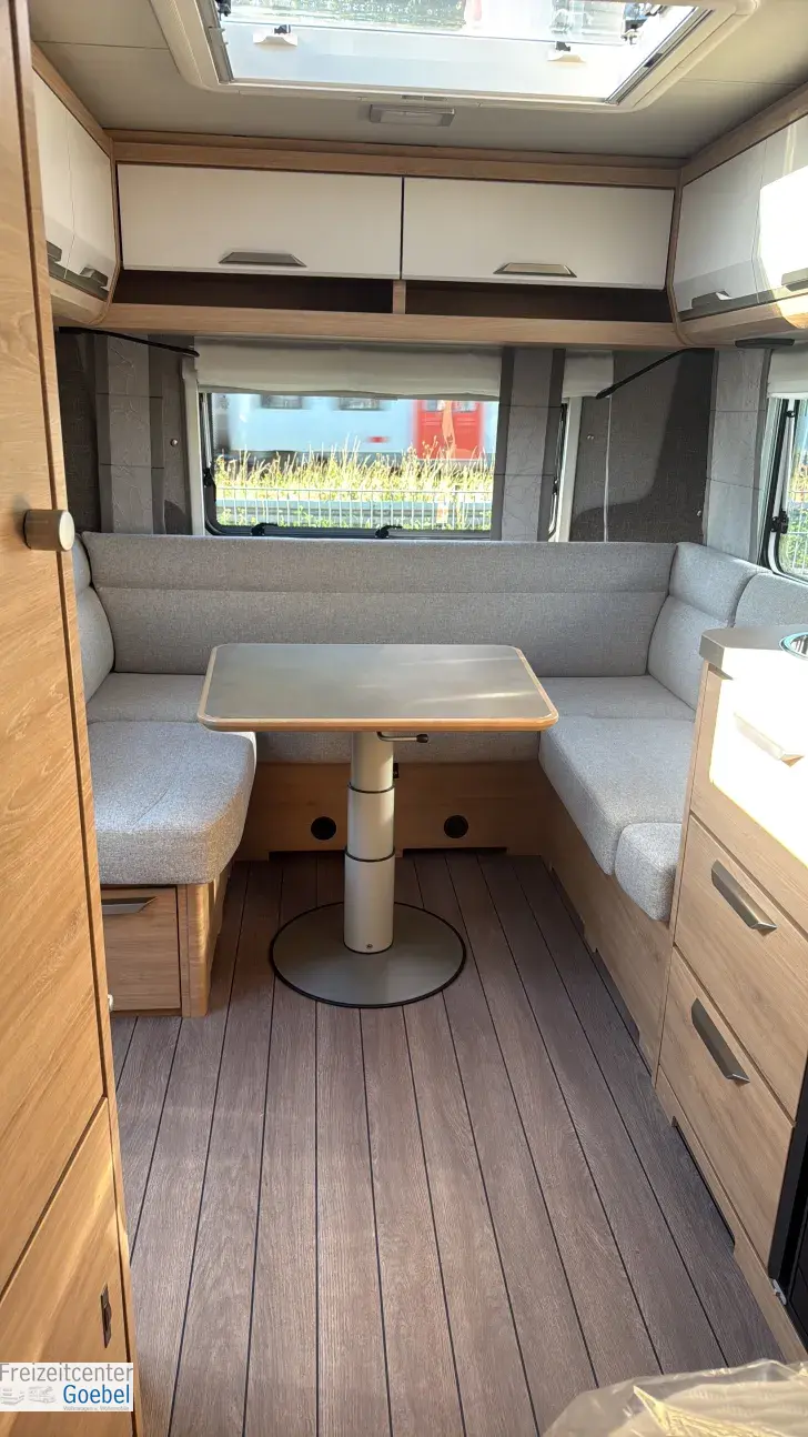 Sicht vorne-hinten Knaus Südwind 450 FU 60 YEARS Die Caravan Ikone