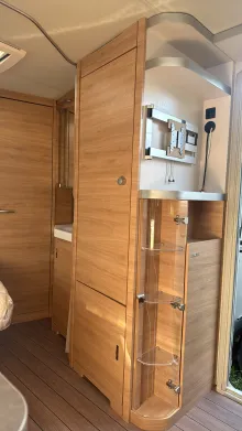 Fahrerhaus Knaus Südwind 450 FU 60 YEARS Die Caravan Ikone