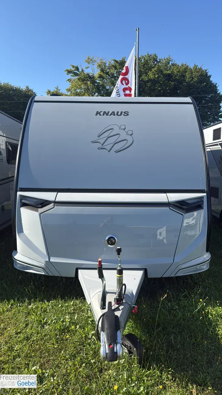 Frontal Vorne Knaus Südwind 450 FU 60 YEARS Die Caravan Ikone