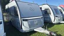 Seitlich Knaus Südwind 450 FU 60 YEARS Die Caravan Ikone