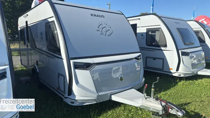 Seitlich Knaus Südwind 450 FU 60 YEARS Die Caravan Ikone