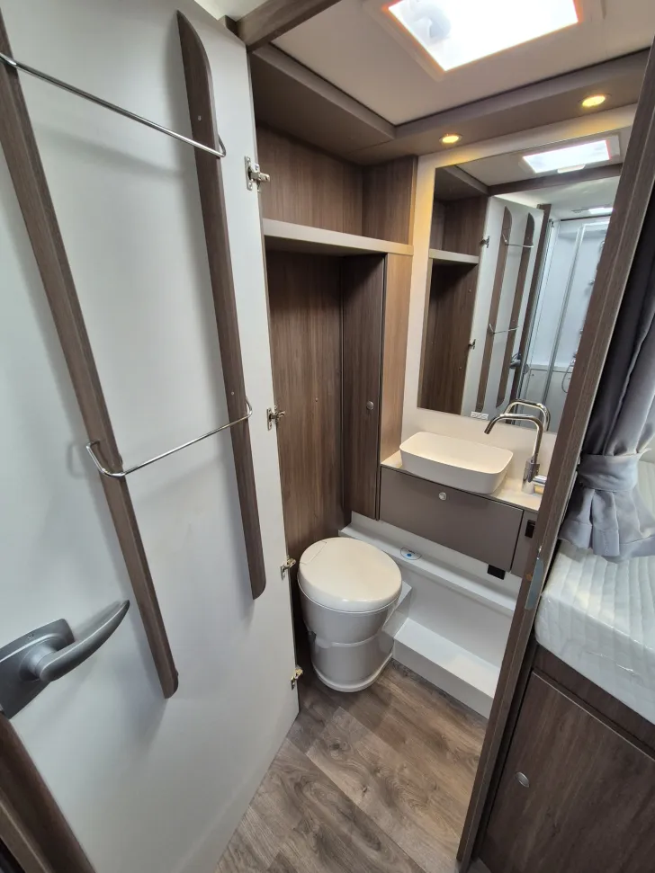 Fahrzeugbild Carado T447 pro+ *LED*Hubbett*180PS* #25