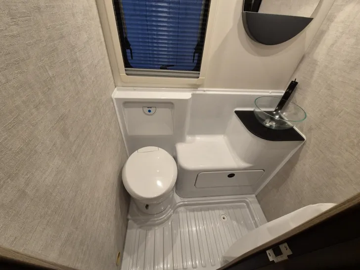 Fahrzeugbild Rimor Kilig 5 6 Gurtplätze/Automatik/4100kg/Solar #14