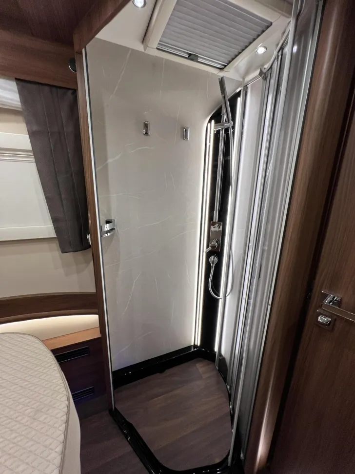 Fahrzeugbild Carthago chic e-line I 51 QB DA Mercedes (321) #32