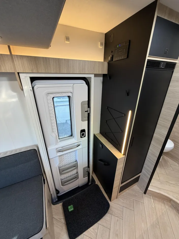 Fahrzeugbild Challenger Teilintegriert Graphite Edition 260 Drive Arctic #26