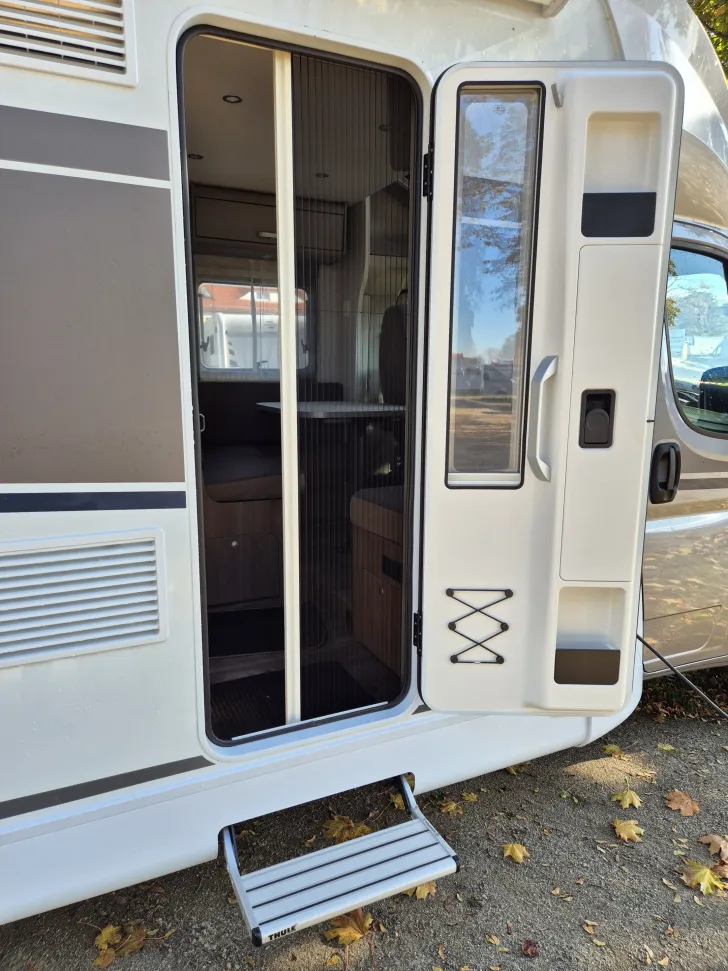 Fahrzeugbild Carado T447 pro+ *Safety-Paket*Hubbett*Holzrost* #7