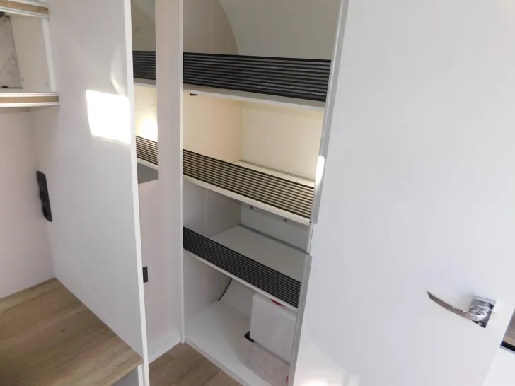 Fahrzeugbild Hobby Beachy 420 #9