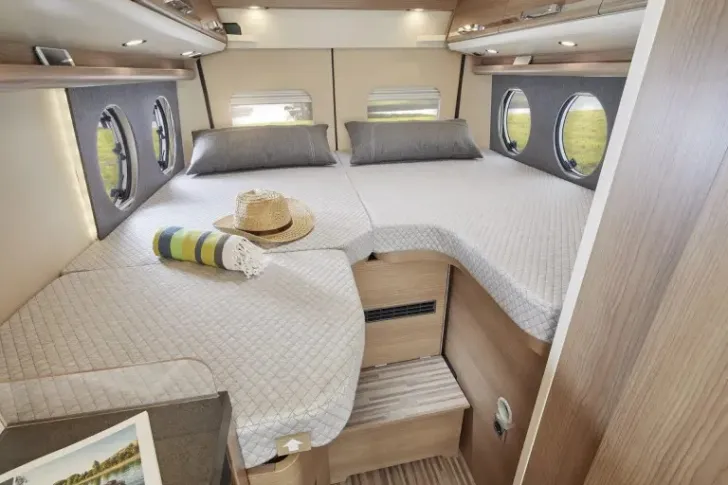 Fahrzeugbild Malibu Van First Class - Two Rooms 640 LE RB #7
