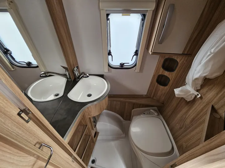 Fahrzeugbild Hymer Eriba Eriba Nova Light 442 1600kg, Autark, AL-KO Mover #9
