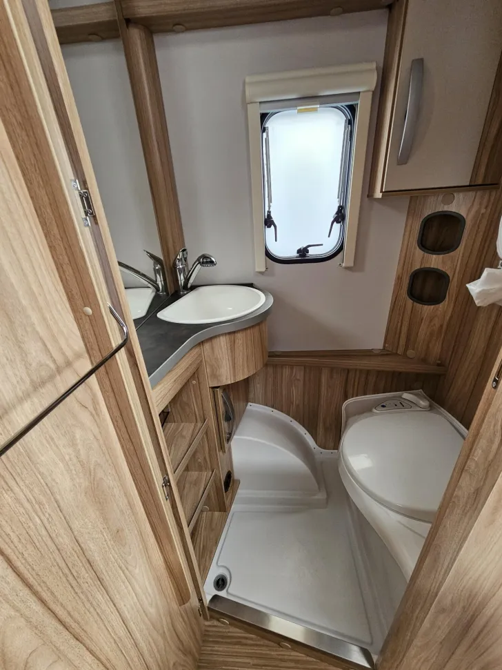 Fahrzeugbild Hymer Eriba Eriba Nova Light 442 1600kg, Autark, AL-KO Mover #18