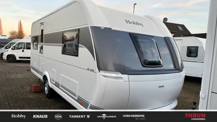 Schräg Vorne Hobby De Luxe 515 UHL mit Hubbett