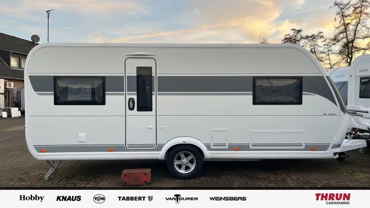 Seitlich Hobby De Luxe 515 UHL mit Hubbett