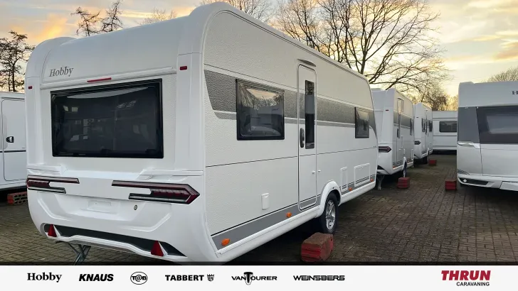 Schräg Hinten Hobby De Luxe 515 UHL mit Hubbett