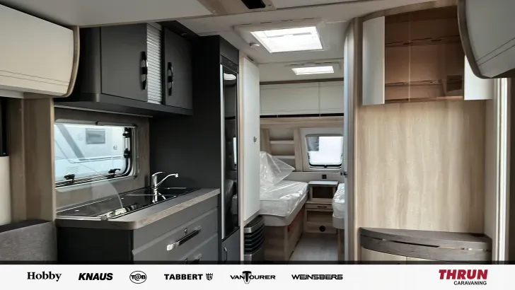 Sicht vorne-hinten Hobby De Luxe 515 UHL mit Hubbett