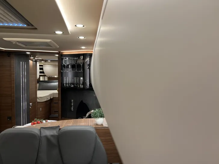 Fahrzeugbild Carthago chic c-line I 5.9 XL LE Mercedes (312) #18