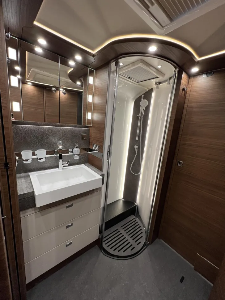 Fahrzeugbild Carthago chic c-line I 5.9 XL LE Mercedes (312) #33