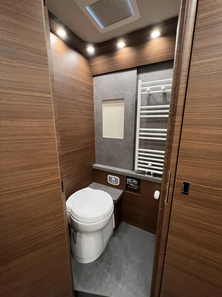 Fahrzeugbild Carthago chic c-line I 5.9 XL LE Mercedes (312) #36