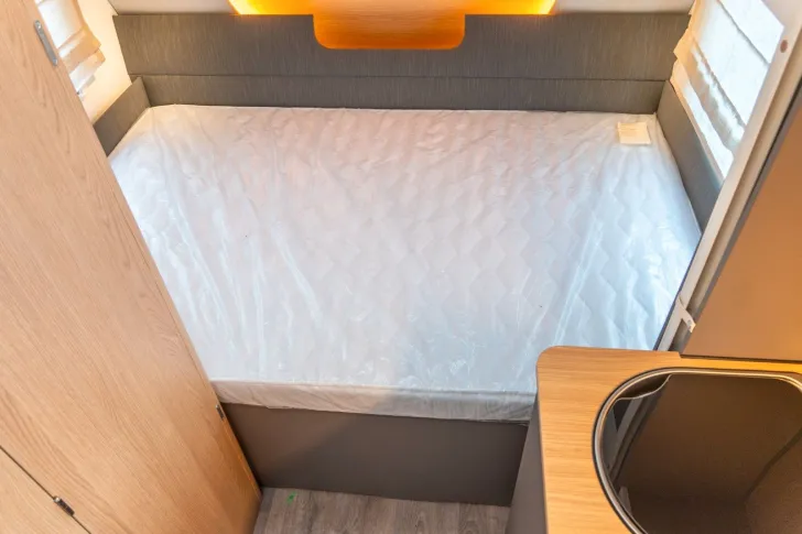 Fahrzeugbild LMC Tandero 430 D *Querbett*Glattblech*Therme*LMF* #12