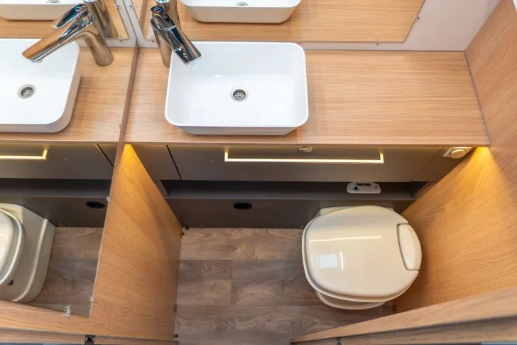 Fahrzeugbild LMC Tandero 430 D *Querbett*Glattblech*Therme*LMF* #15