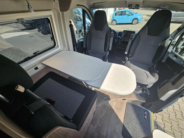 Fahrzeugbild Carado pro CV 600 Schlafdach|DigitalPaket|190Ah|8GAutom #5