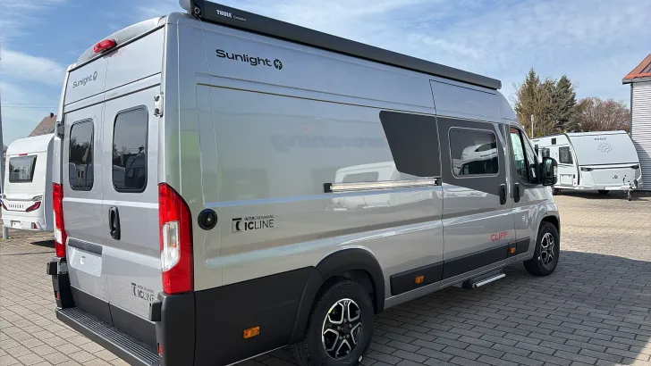 Schräg Hinten Sunlight Camper Van CLIFF 640 Sofort verfügbar