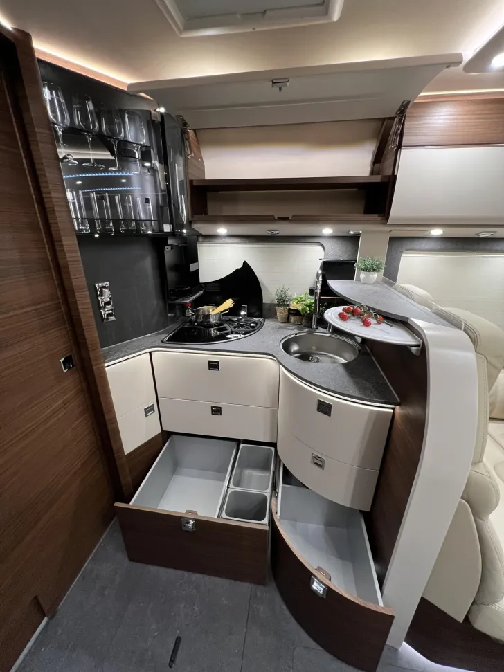 Fahrzeugbild Carthago chic c-line I 5.9 XL LE Mercedes (318) #21