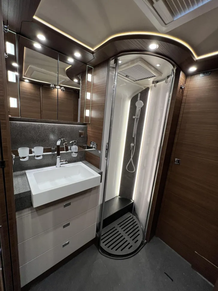 Fahrzeugbild Carthago chic c-line I 5.9 XL LE Mercedes (311) #34