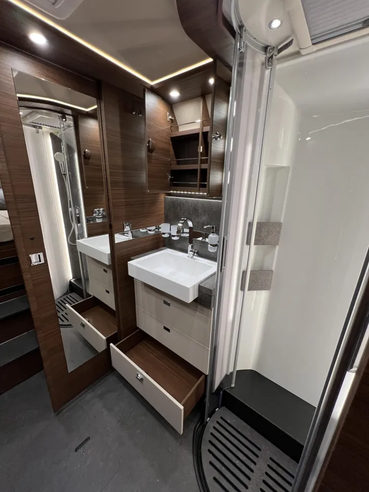 Fahrzeugbild Carthago chic c-line I 5.9 XL LE Mercedes (311) #35