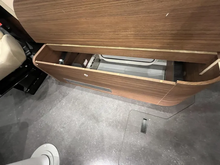 Fahrzeugbild Carthago chic c-line I 5.9 XL LE Mercedes (311) #39