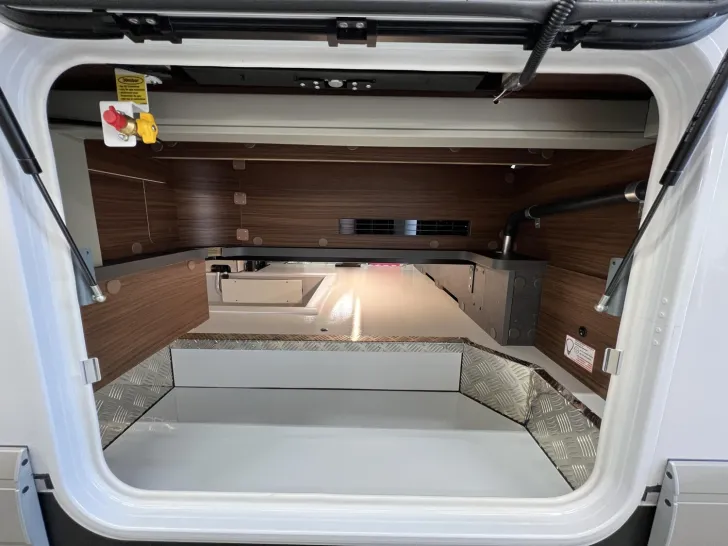 Fahrzeugbild Carthago chic c-line I 5.9 XL LE Mercedes (311) #42