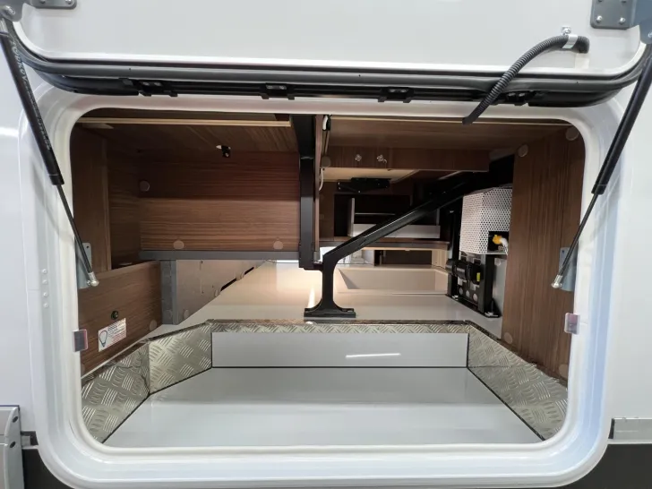 Fahrzeugbild Carthago chic c-line I 5.9 XL LE Mercedes (311) #46