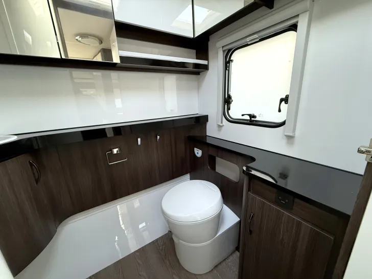Fahrzeugbild Hobby Prestige 560 WFU 2.000 kg LM-Felgen silber #18