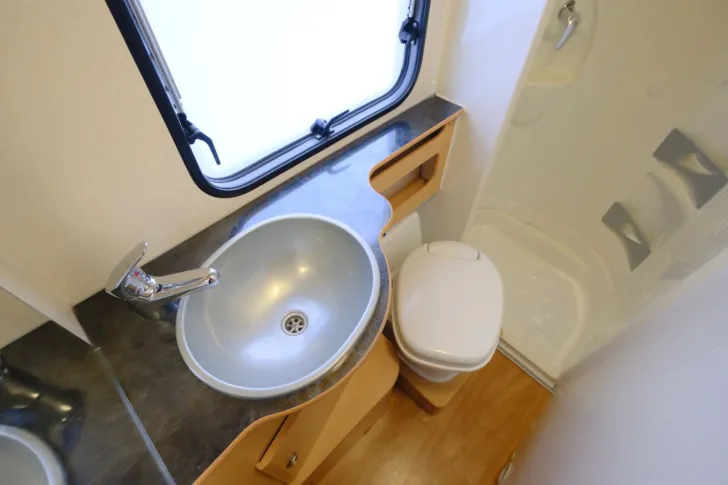 Fahrzeugbild Roller Team Auto Roller 225/Festbett/Truma Umlufthzg./1.Hand #14