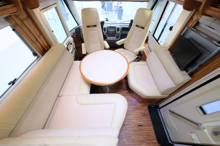 Fahrzeugbild Carthago Chic E-Line 51 QB/Quensbett/Garage/Solar #8