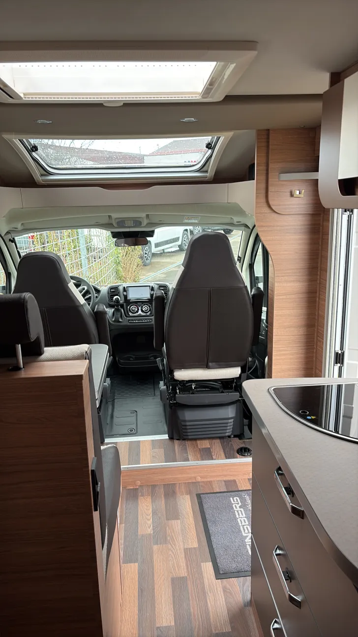 Sicht vorne-hinten Weinsberg CaraCompact 600 MF Sofort verfügbar/ Automatik