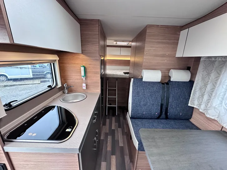 Fahrzeugbild Weinsberg CaraHome 650 DG el. Stufe, Markise, Multmedia #10