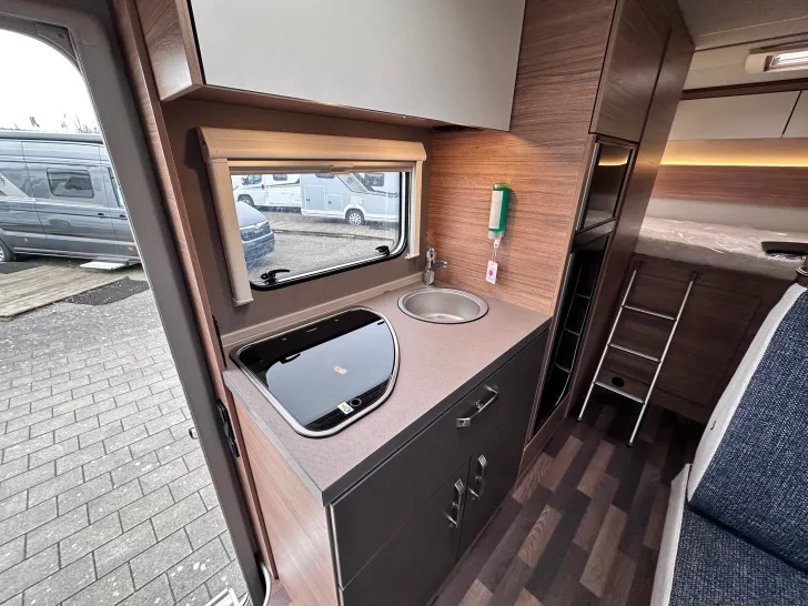 Fahrzeugbild Weinsberg CaraHome 650 DG el. Stufe, Markise, Multmedia #11