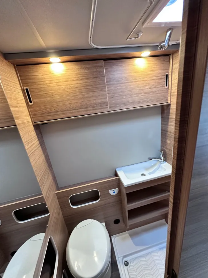 Fahrzeugbild Weinsberg CaraHome 650 DG el. Stufe, Markise, Multmedia #14