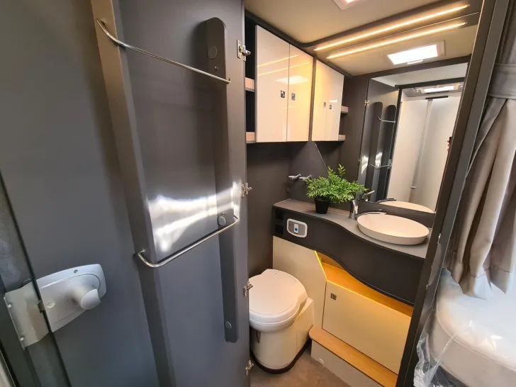 Fahrzeugbild Laika Kosmo L 409 *Pakete: Komfort +Design +Chassis* #22