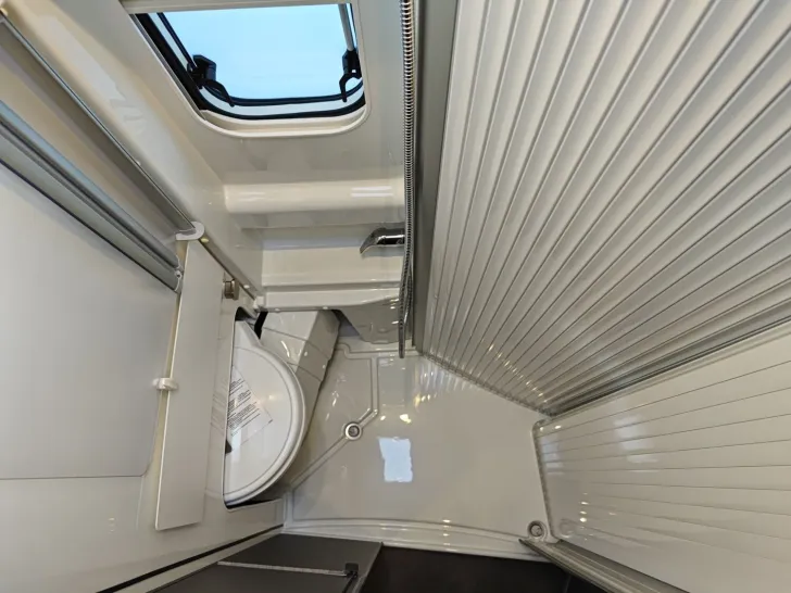 Fahrzeugbild Malibu Van first class - two rooms 640 LE RB GT skyview #16