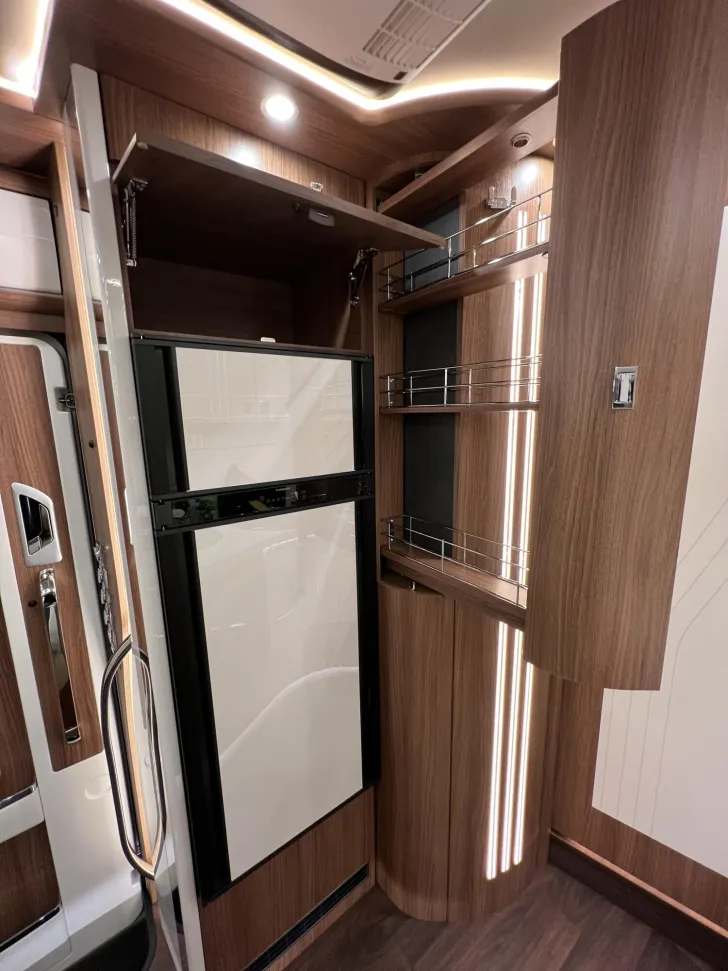 Fahrzeugbild Carthago chic e-line I 50 LE DA Mercedes (341) #24