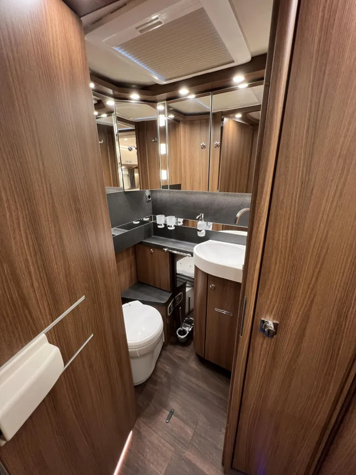 Fahrzeugbild Carthago chic e-line I 50 LE DA Mercedes (341) #37