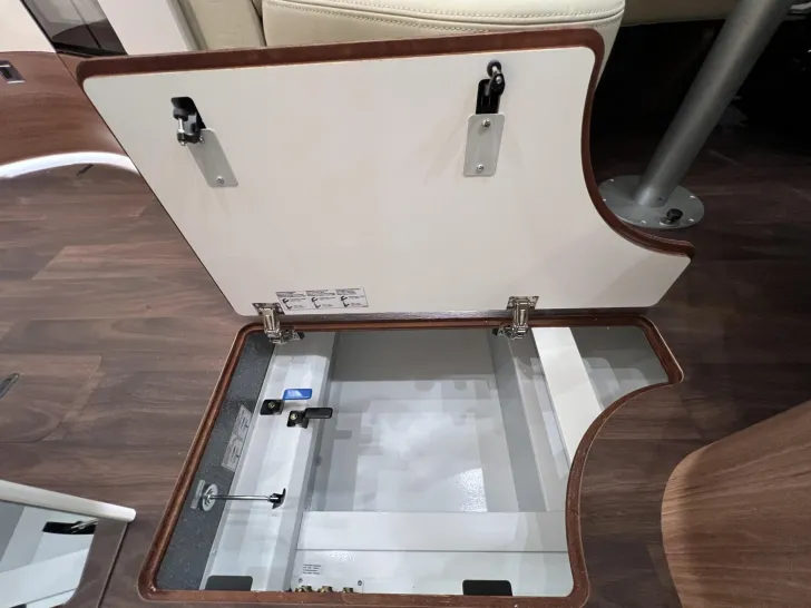 Fahrzeugbild Carthago chic e-line I 50 LE DA Mercedes (341) #40
