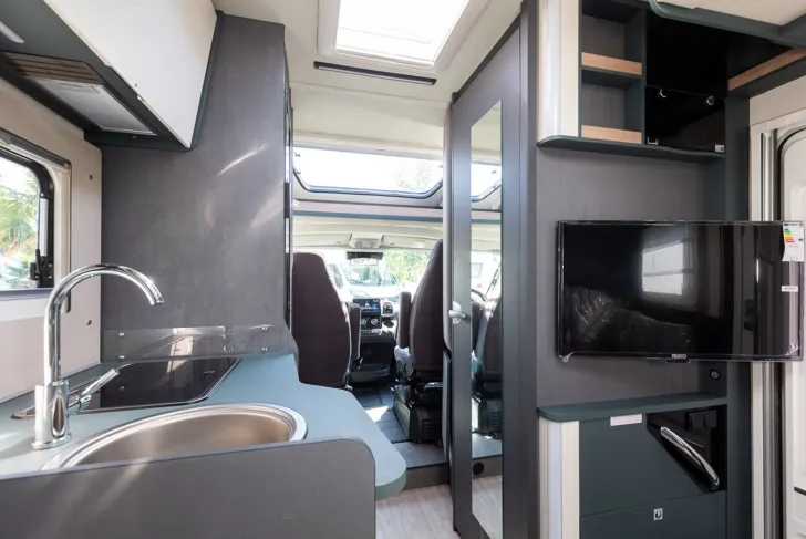 Fahrzeugbild Laika Kosmo L 105 // 104.192  Listenpreis #11