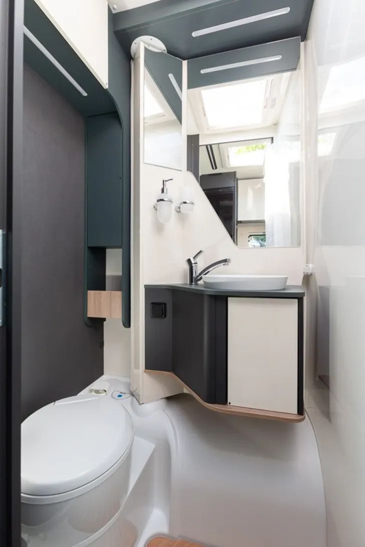 Fahrzeugbild Laika Kosmo L 105 // 104.192  Listenpreis #15