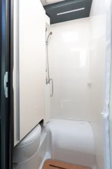 Fahrzeugbild Laika Kosmo L 105 // 104.192  Listenpreis #16