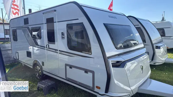 Seitlich Knaus Südwind 580 QS Black Selection